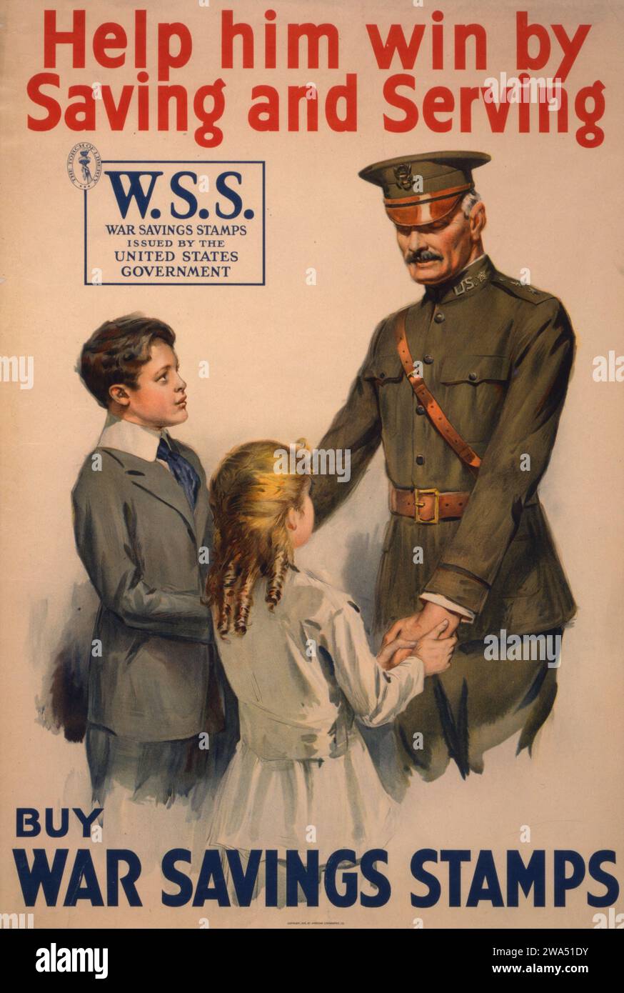 Vintage-Poster aus dem Ersten Weltkrieg (ca. 1918), auf dem ein Soldat einem Jungen die Hand schüttelt, während ein Mädchen zusieht und für Kriegs-Sparmarken wirbt. Stockfoto