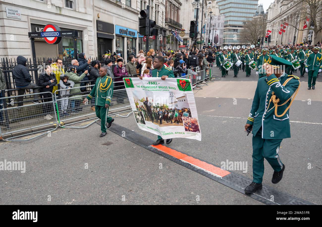 London, Großbritannien. Januar 2024. Die farbenfrohe LNYDP2024 findet in der Londoner Innenstadt von Piccadilly statt und endet in Whitehall, beobachtet von Tausenden von Zuschauern entlang der Strecke. Kredit: Malcolm Park/Alamy Stockfoto