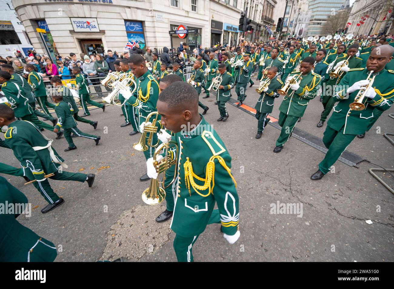 London, Großbritannien. Januar 2024. Die farbenfrohe LNYDP2024 findet in der Londoner Innenstadt von Piccadilly statt und endet in Whitehall, beobachtet von Tausenden von Zuschauern entlang der Strecke. Kredit: Malcolm Park/Alamy Stockfoto