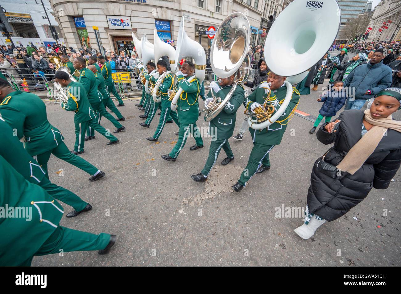 London, Großbritannien. Januar 2024. Die farbenfrohe LNYDP2024 findet in der Londoner Innenstadt von Piccadilly statt und endet in Whitehall, beobachtet von Tausenden von Zuschauern entlang der Strecke. Kredit: Malcolm Park/Alamy Stockfoto