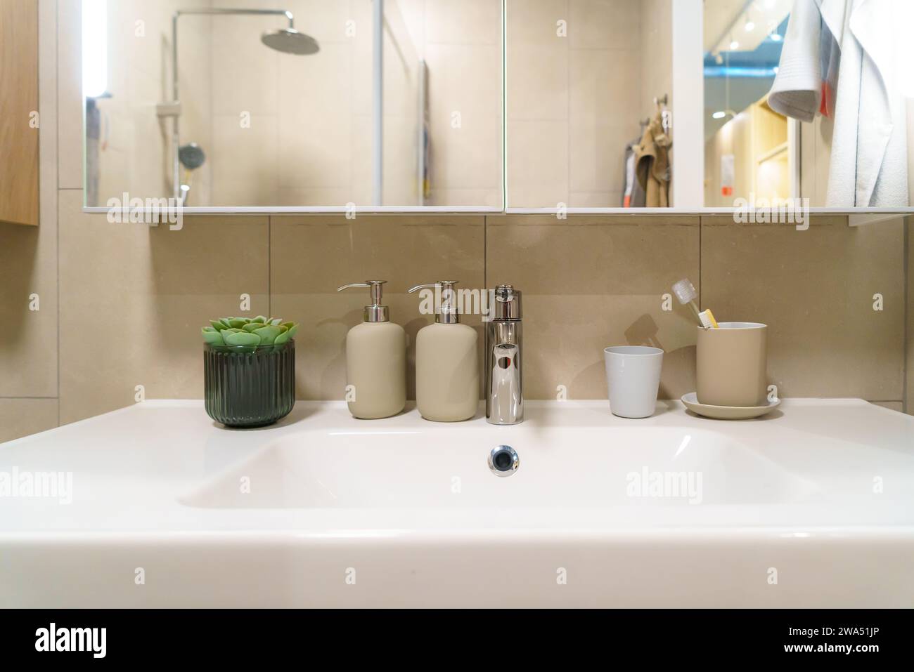 Moderne Raffinesse mit unserer kuratierten Kollektion an Armaturen und Waschbecken im Badezimmer. Genießen Sie die nahtlose Fusion aus schlankem Design und Funktionalität, Stockfoto