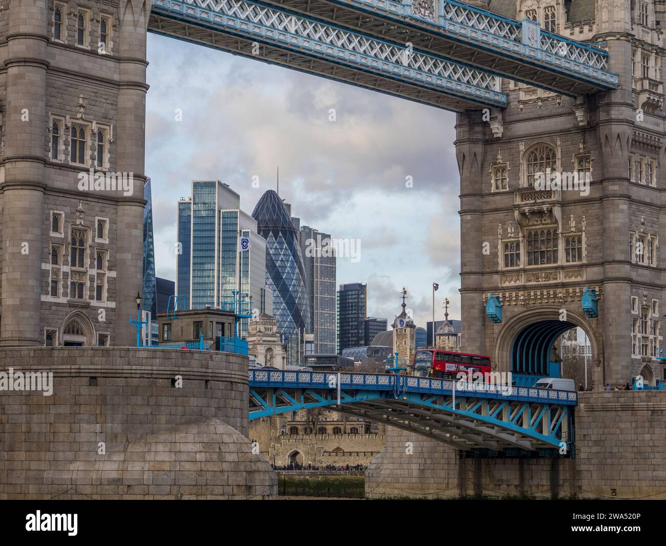 Blick auf die Tower Bridge und die City of London, London, England, Großbritannien, GB. Stockfoto