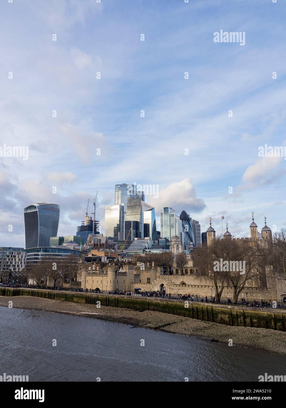 Der Tower of London und die City of London, neben der Themse, London, England, Großbritannien, GB. Stockfoto