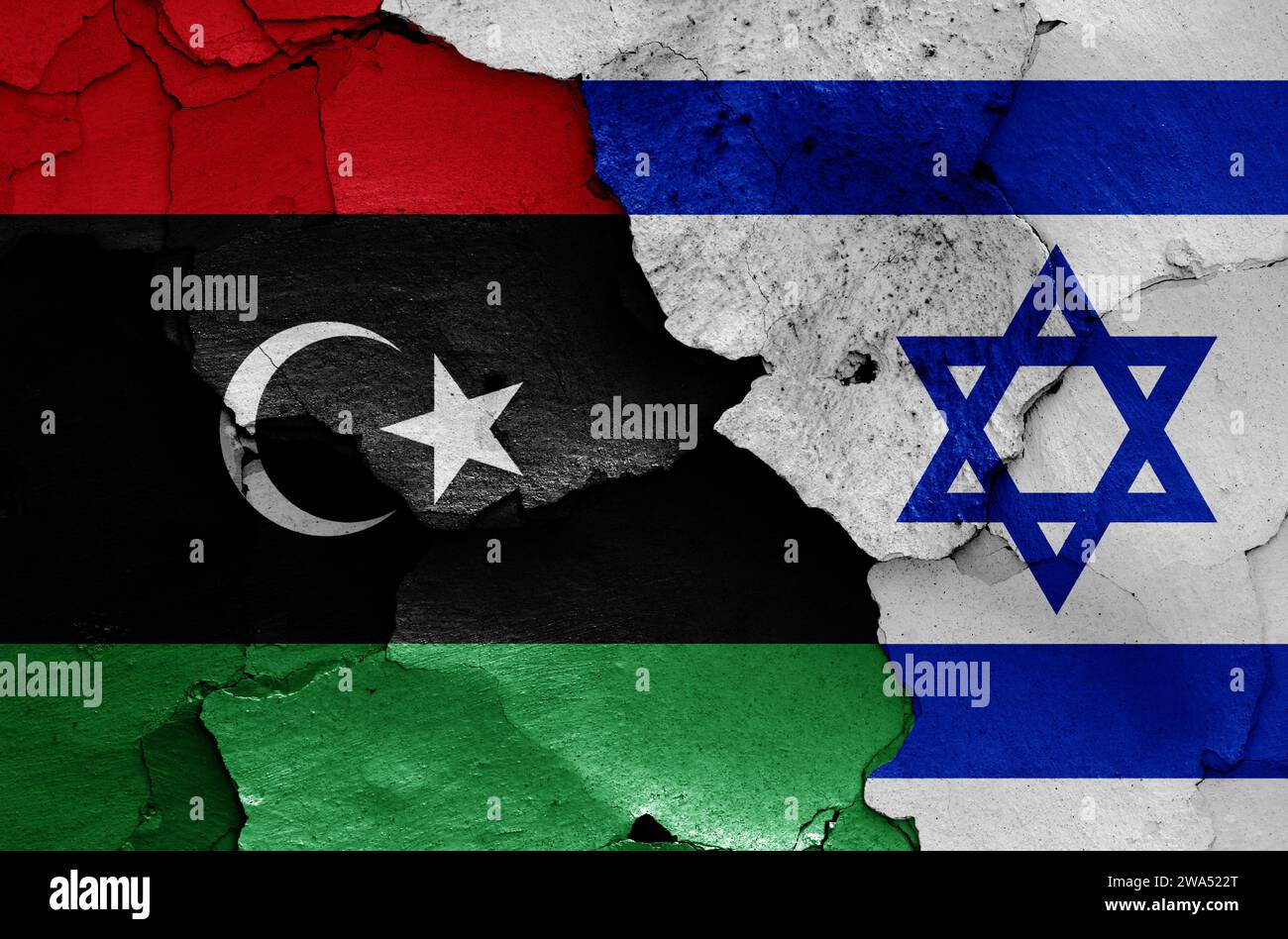 Flaggen von Libyen und Israel, gemalt auf gerissenen Wänden Stockfoto
