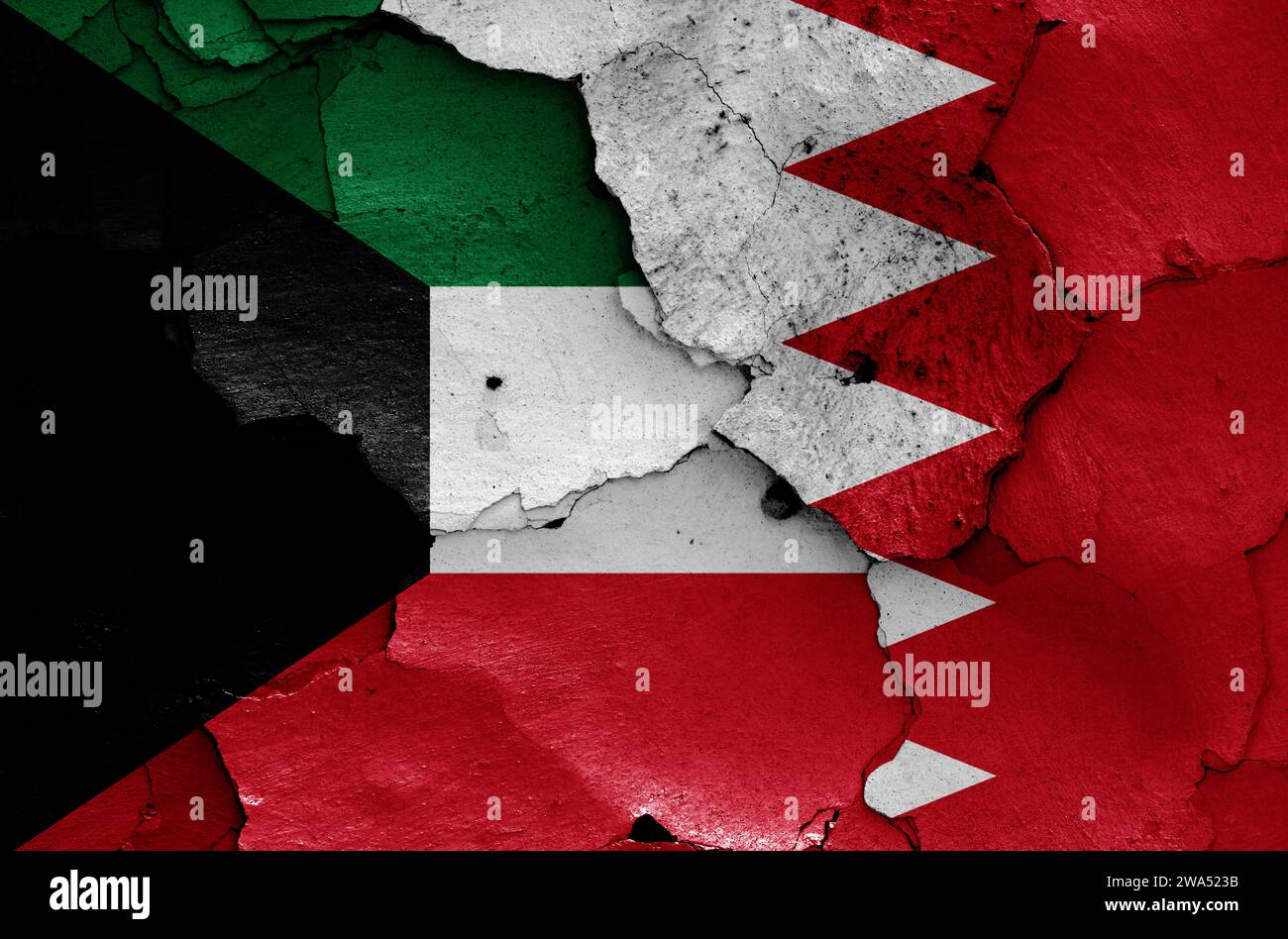 Flaggen von Kuwait und Bahrain auf gerissene Wand gemalt Stockfoto