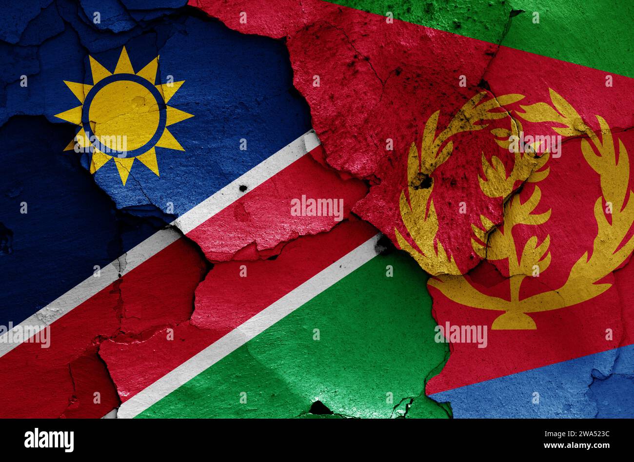 Flaggen von Namibia und Eritrea, gemalt auf gerissener Wand Stockfoto