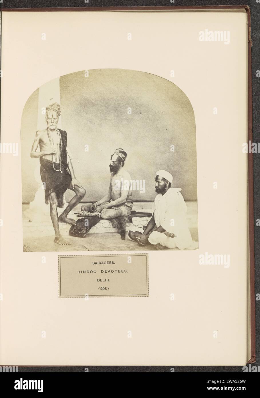 Porträt von drei Bairagis in zeremonieller Kleidung in Delhi, um 1859 - in oder vor 1869 Foto Delhi fotografische Unterstützung Albumenabdruck menschliche Rassen; Völker; Nationalitäten. Religiöse Funktionäre  Hinduismus, Buddhismus, Jainismus Stockfoto
