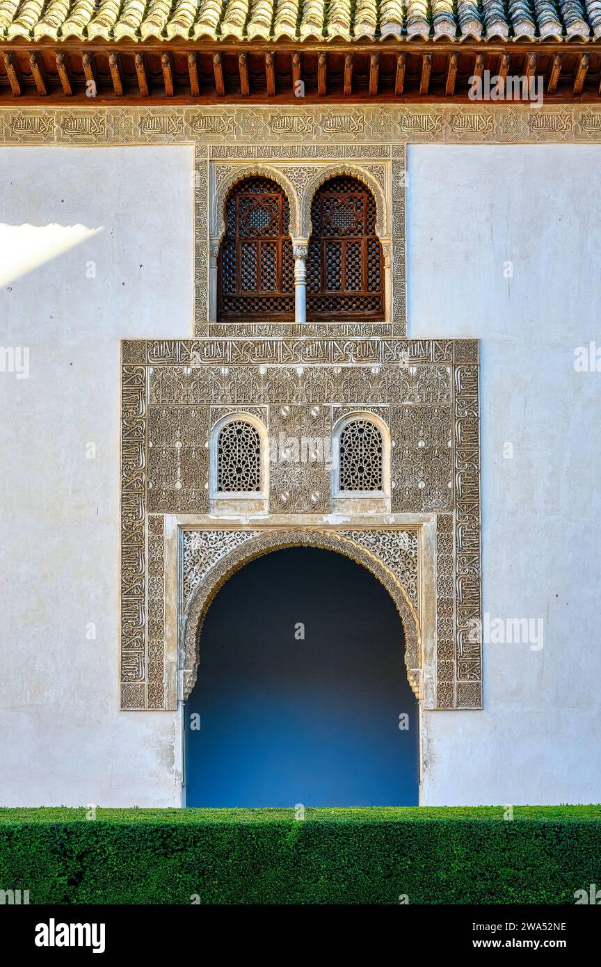 Alte bogenförmige Tür in einem Innenhof, Alhambra, Spanien Stockfoto