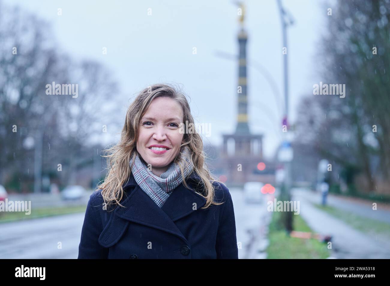 Berlin, Deutschland. Januar 2024. Ottilie Klein (CDU), direkte Kandidatin für den Wahlkreis Berlin-Mitte und Generalsekretärin, steht vor der Siegessäule, nachdem sie in ihrem Bezirk Wahlplakate angebracht hat. In Berlin muss die Bundestagswahl in einigen Wahlkreisen wiederholt werden. Annette Riedl/dpa/Alamy Live News Stockfoto