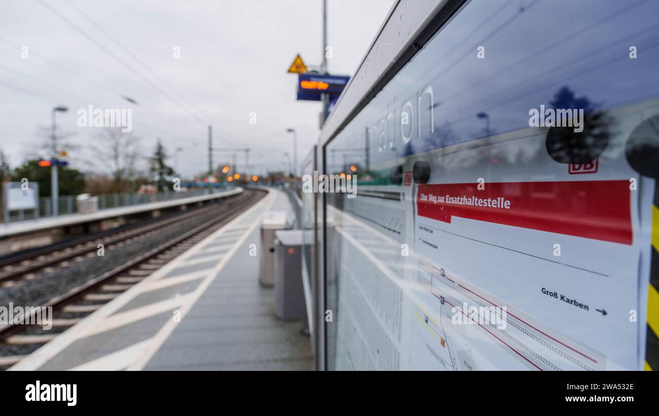 Bad Vilbel, Deutschland. Januar 2024. Ein Hinweis auf dem Bahnsteig informiert die Passagiere über die Route zur Ersatzhaltestelle. Vom 2. Januar bis zum 18. Februar werden keine Züge auf dieser Strecke verkehren, bevor der wieder aufgebaute Abschnitt zwischen Frankfurt West und Bad Vilbel endgültig eröffnet wird. Es wurde ein Ersatz-Bus-Service eingerichtet. Die Bahnstrecke wurde seit 2017 von zwei auf vier Gleise erweitert, von denen zwei dann nur noch von S-Bahn-Zügen genutzt werden. Damit soll ein Engpass im Schienennetz beseitigt werden. Darlegung: Andreas Arnold/dpa/Alamy Live News Stockfoto