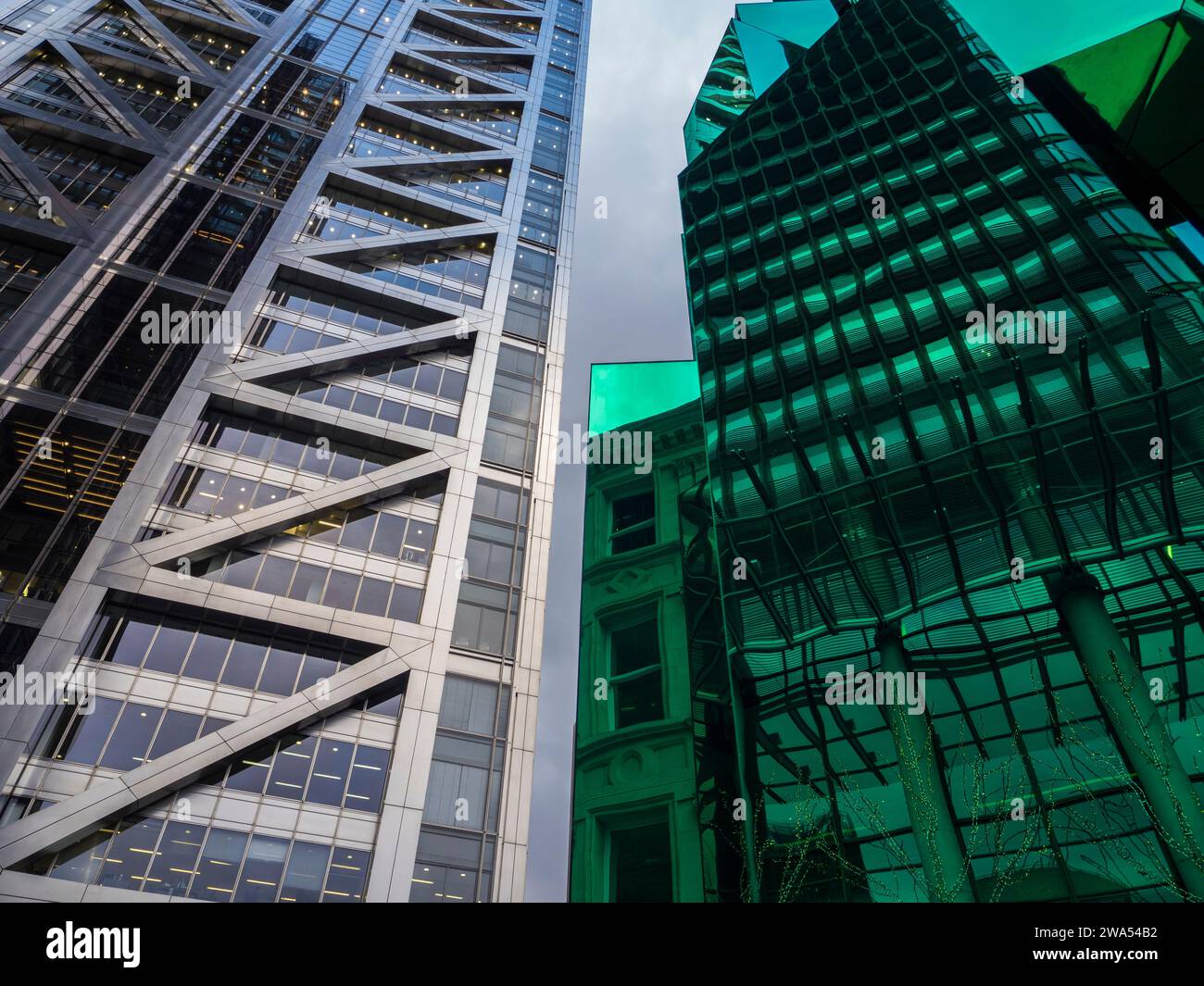 Salesforce Tower (Heron Tower) und Green Modern Public Art, The City of London, England, Großbritannien, GB. Stockfoto