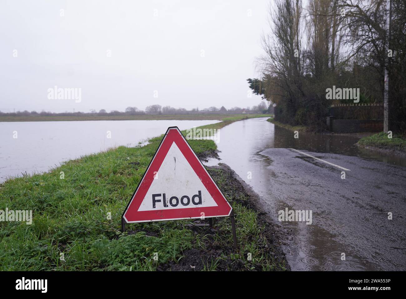 Ein Hochwasserwarnschild in Temple Hirst, in der Nähe von Selby, North Yorkshire. Das Met Office hat eine gelbe Wetterwarnung für Storm Henk herausgegeben, der voraussichtlich Böen von bis zu 80 km/h in Teile Großbritanniens bringen wird. Bilddatum: Dienstag, 2. Januar 2024. Stockfoto