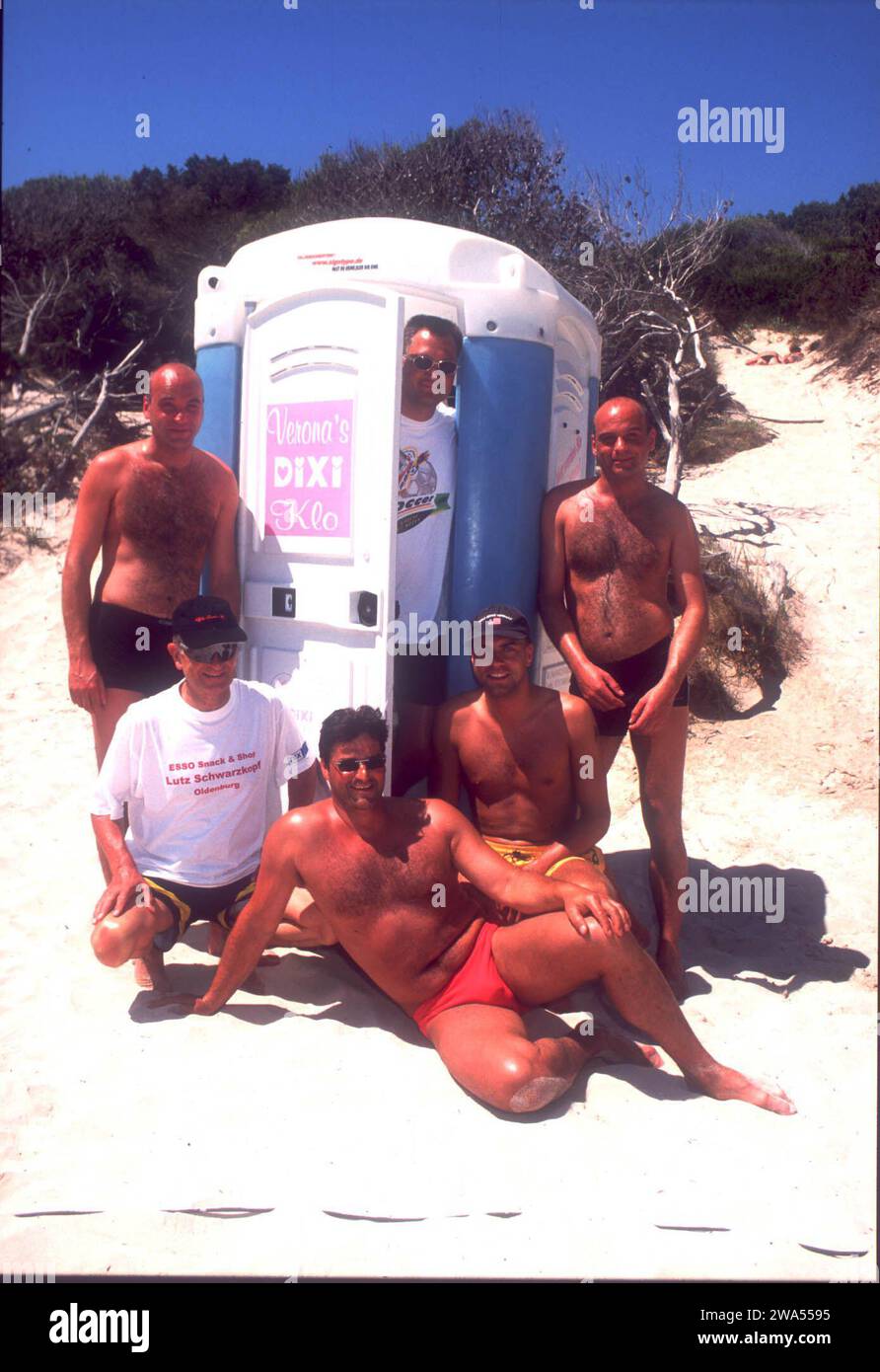 Männer posieren vor und mit Verona's Dixi Klo vom Auftritt von Verona Feldbusch bei 'Big Brother' am Strand auf Mallorca, Spanien 2000. Stockfoto
