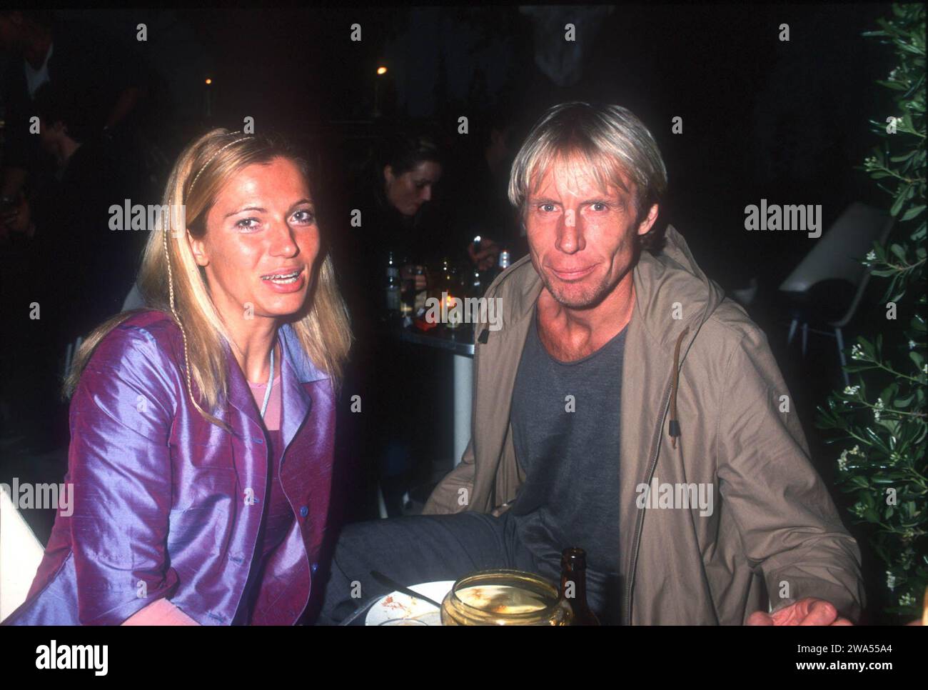 Sportler Carlo Thränhardt mit Lebensgefährtin Constanze Linge bei der Filmpremiere vom deutschen Actionthriller Film 'I love you Baby', Mallorca 2000. Stockfoto