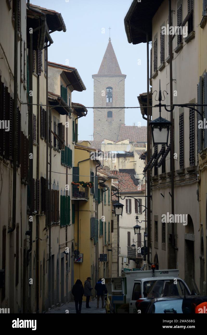 Blick auf die Basilika di San Francesco von der Via Guglielmo Oberdan, Arezzo, Toskana, Italien, Europa Stockfoto