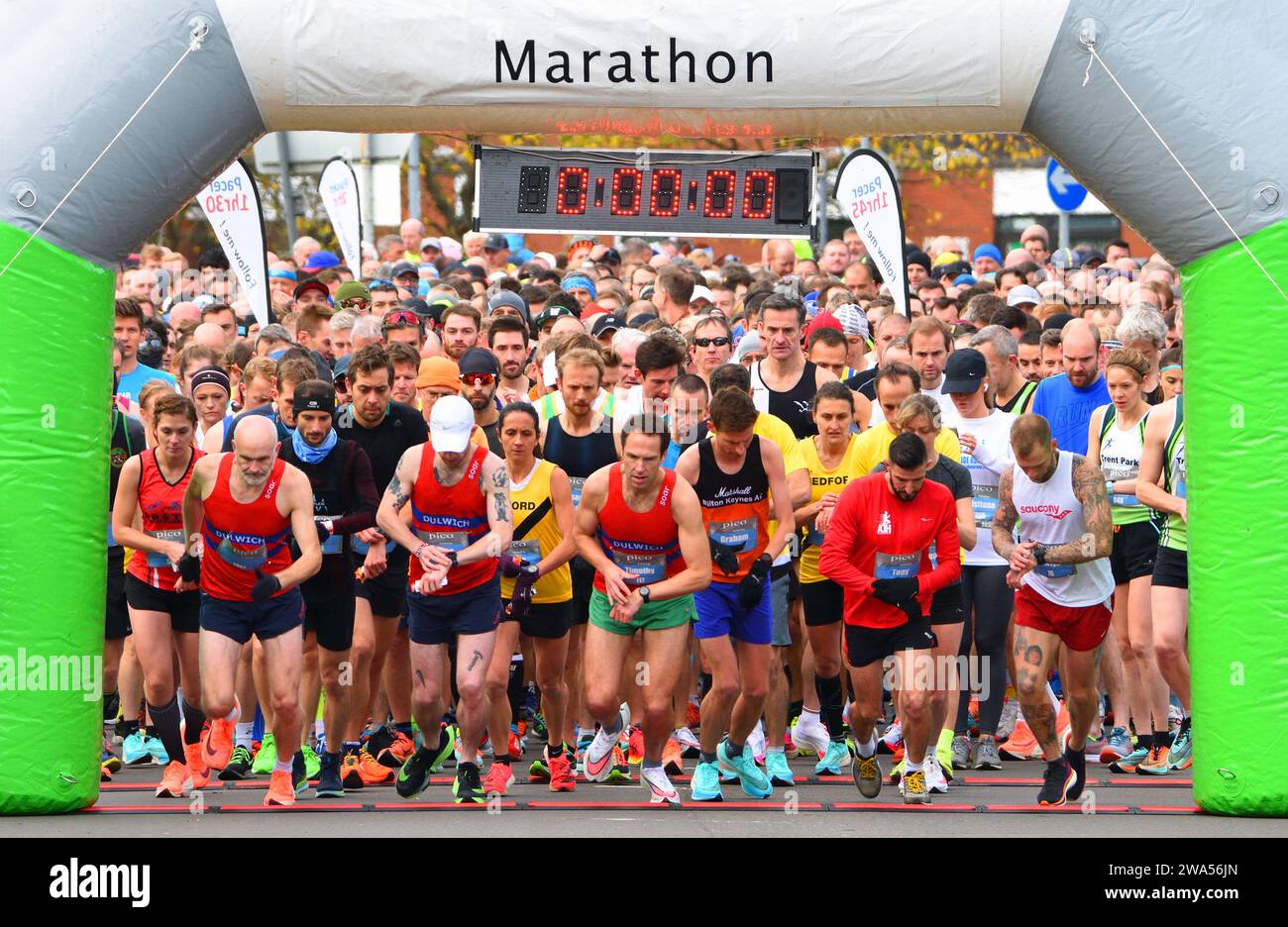 Läufer am Start des St Neots Halbmarathons. Stockfoto