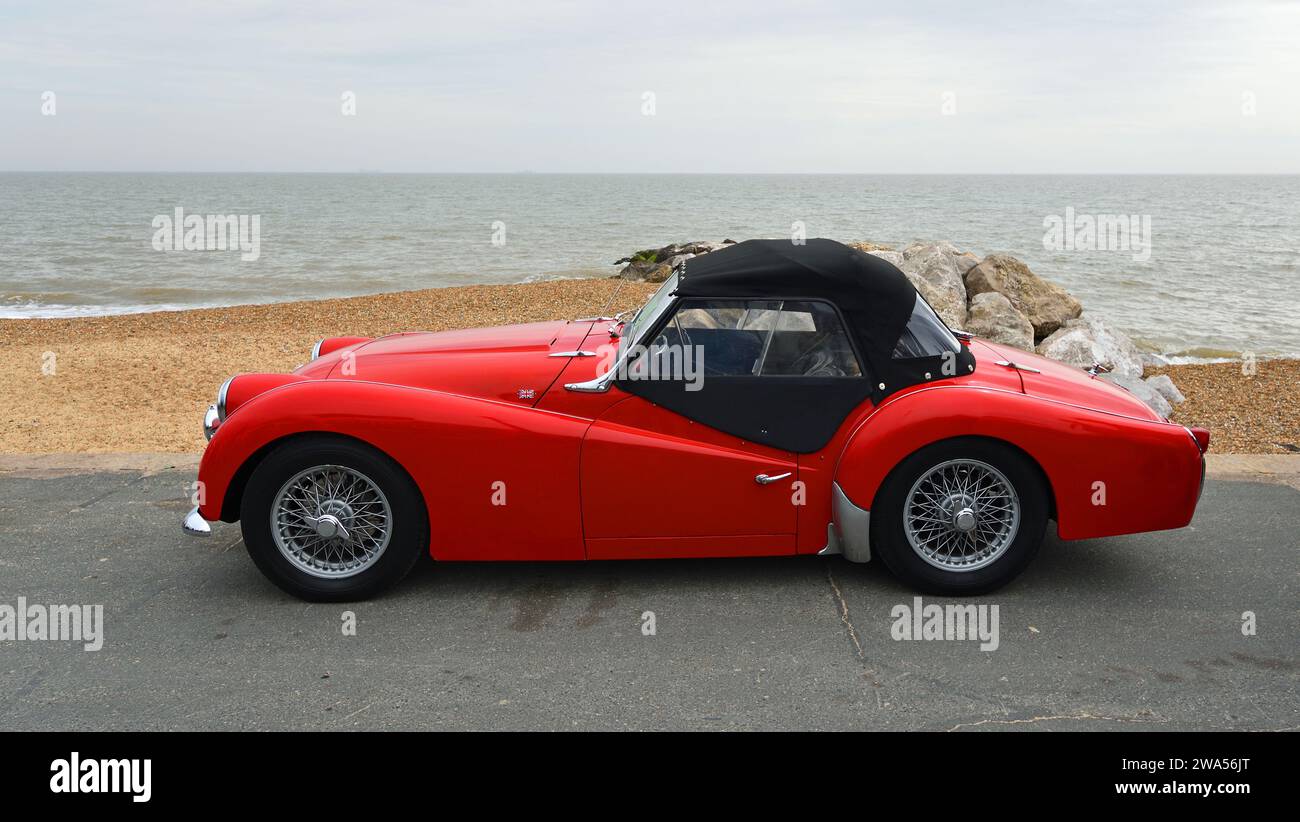 Klassischer Red MGA Open Top Sportwagen, geparkt an der Strandpromenade. Stockfoto