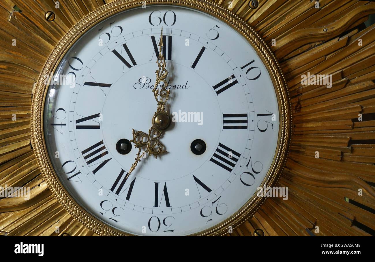 Vintage Berthoud-Uhr mit römischen Ziffern und Messingeinfassung. Stockfoto