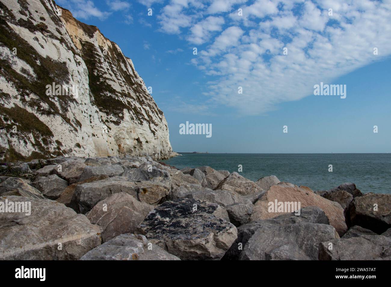 Klarer Himmel und atemberaubende weiße Klippen am Samphire Hoe an der Küste Englands Stockfoto