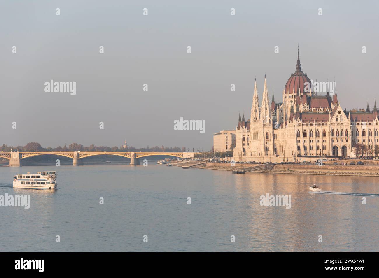 Ungarn, Budapest, Touristenboot entlang der Donau mit den parlamentsgebäuden. Stockfoto