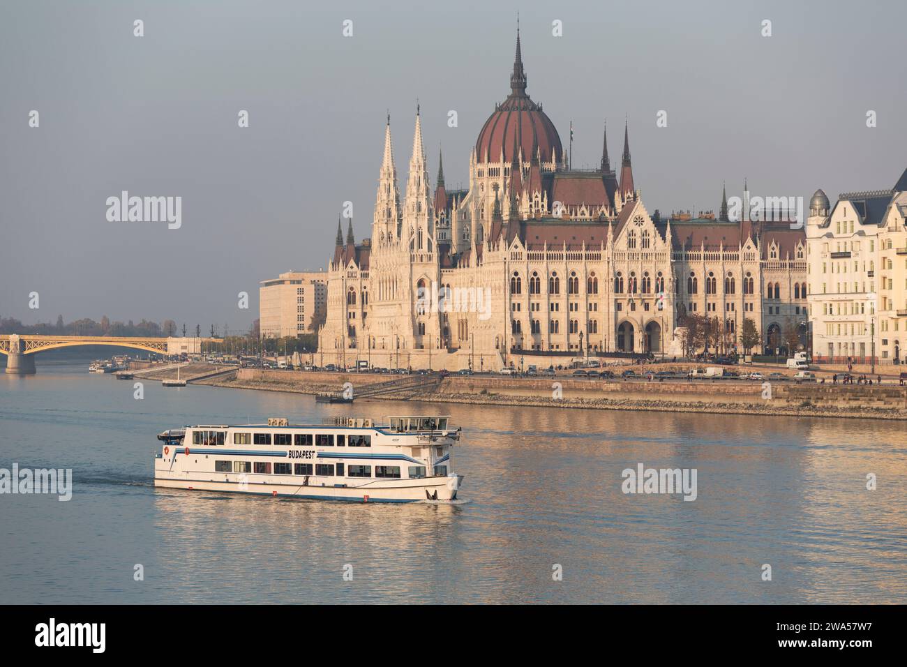Ungarn, Budapest, Touristenboot entlang der Donau mit den parlamentsgebäuden. Stockfoto