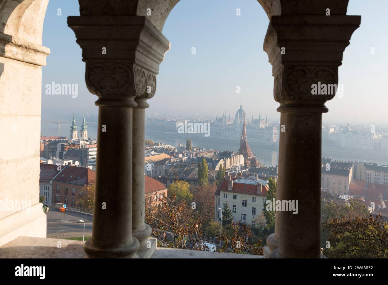 Ungarn, Budapest, Blick über Budapest und die Donau zum Parlamentsgebäude von der Fischerbastei. Stockfoto