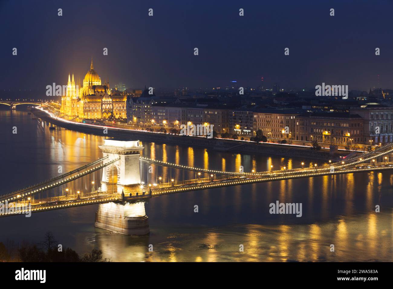 Ungarn, Budapest, Blick auf die Donau, Kettenbrücke und Parlamentsgebäude von der Schlossgegend. Stockfoto