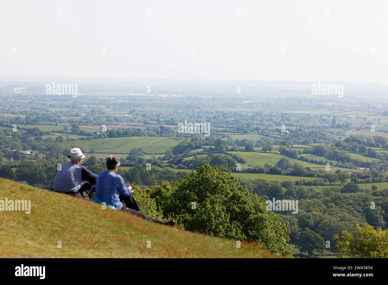 Machen Sie eine Pause und genießen Sie die Aussicht von Chase End Hill, Herefordshire, Großbritannien. Foto von Andrew Higgins/Thousand Word Media Stockfoto