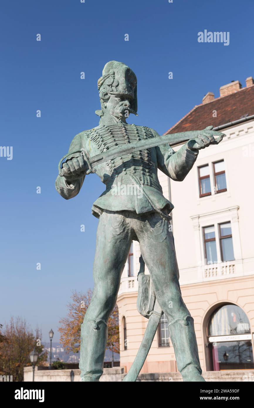 Ungarn, Budapest, Disz Platz, Statue des alten Husaren von Gyula Walder und Zsigmond Kisfaludi Strobl. Stockfoto