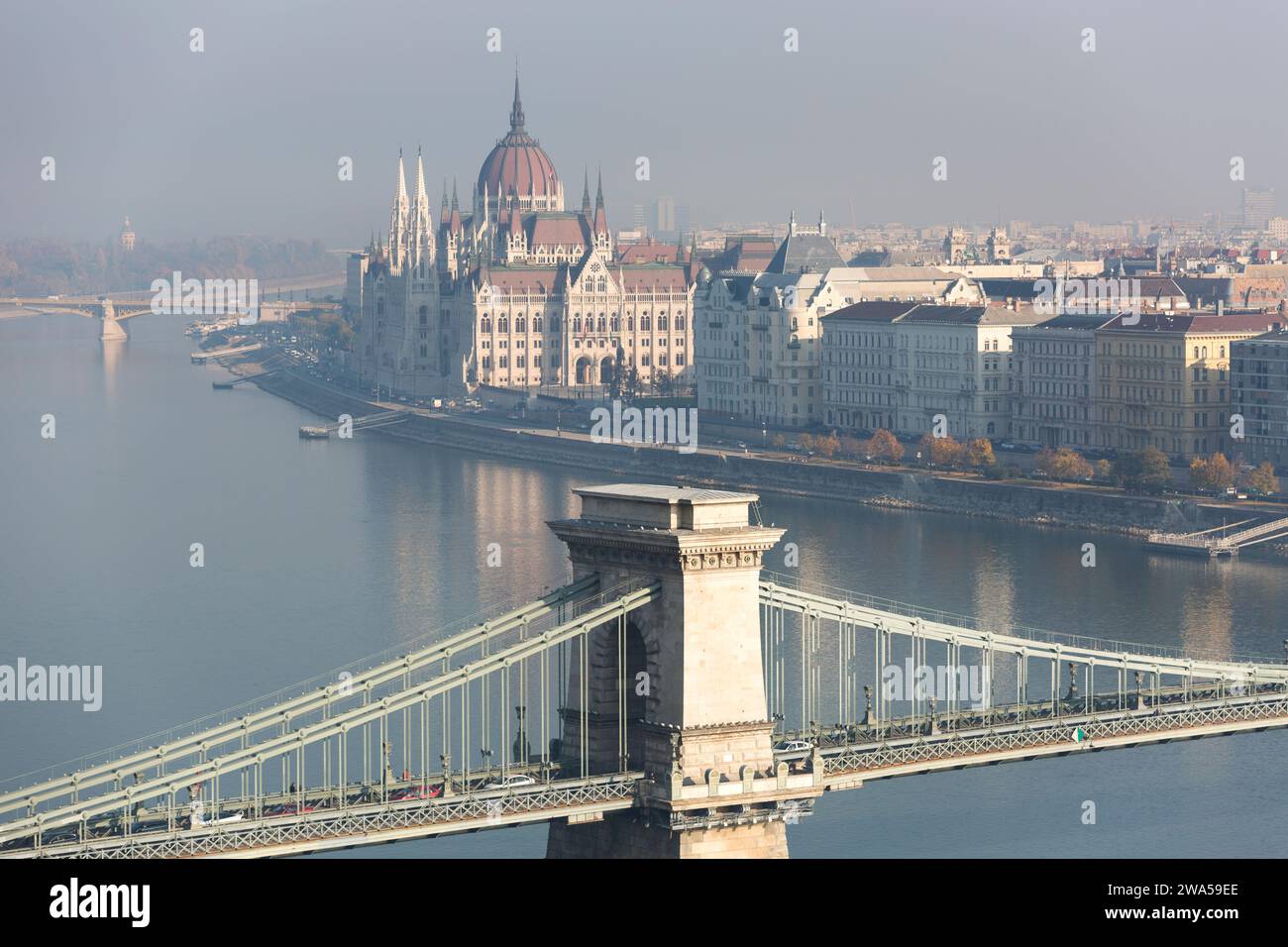 Ungarn, Budapest, Blick auf die Kettenbrücke und das Parlamentsgebäude über die Donau. Stockfoto