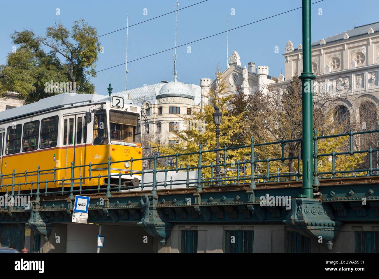 Ungarn, Budapest, Straßenbahn auf Hochbahnsteig. Stockfoto