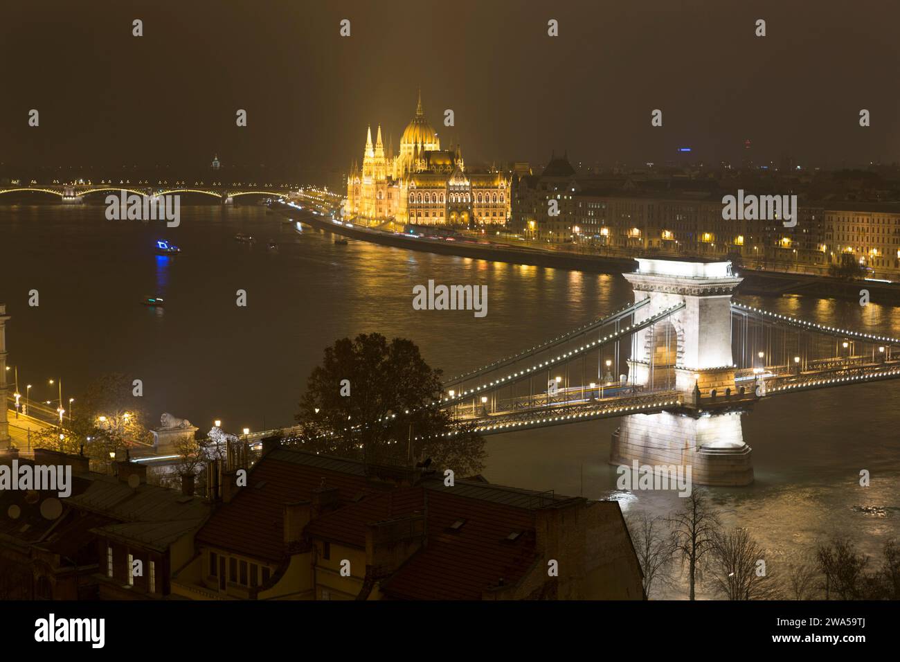 Ungarn, Budapest, das Parlamentsgebäude und die Kettenbrücke über die Donau vom Burgberg aus gesehen. Stockfoto