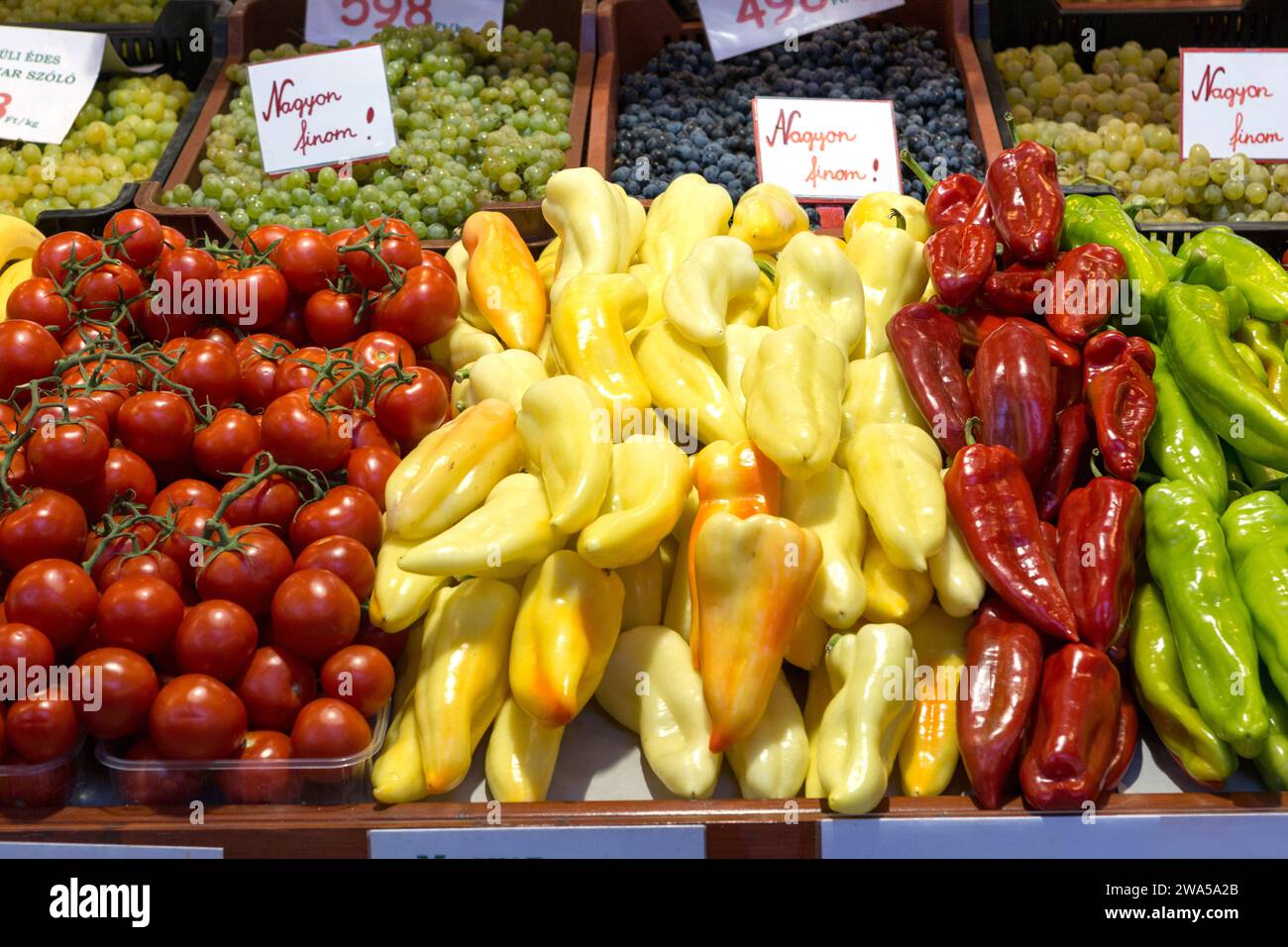 Ungarn, Budapest, Obst und Gemüse zum Verkauf auf dem Central Indoor City Market. Stockfoto
