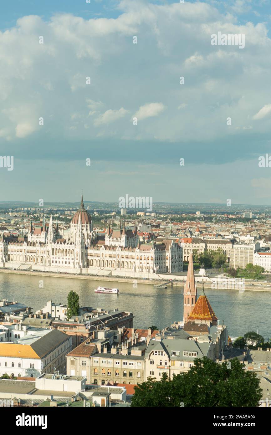 Ungarn, Budapest, Blick über die Donau zum ungarischen Parlamentsgebäude. Stockfoto