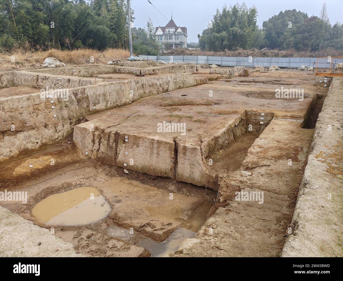 (240102) -- HANGZHOU, 2. Januar 2024 (Xinhua) -- dieses Foto vom 30. Dezember 2023 zeigt die Ruinen einer antiken Stadt in der Gemeinde Jingshan im Bezirk Yuhang, Hangzhou, ostchinesische Provinz Zhejiang. Archäologen haben neue Entdeckungen in den Ruinen einer antiken Stadt gemacht, die über 3.000 Jahre in der ostchinesischen Provinz Zhejiang zurückreicht. Die Ruinen befinden sich in der Jingshan Township des Bezirks Yuhang in der Provinzhauptstadt Hangzhou. Nach Angaben des Provinzinstituts für Archäologie sollen sie während der Shang-Dynastie (1600 v. Chr. -1046 v. Chr.) eine wichtige regionale Basis gewesen sein. Stockfoto