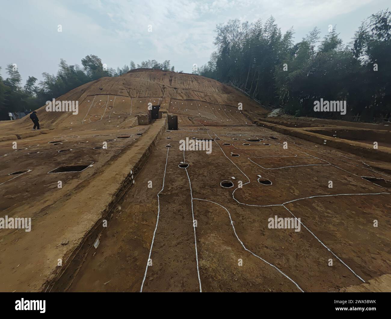 (240102) -- HANGZHOU, 2. Januar 2024 (Xinhua) -- dieses Foto vom 30. Dezember 2023 zeigt die Ruinen einer antiken Stadt in der Gemeinde Jingshan im Bezirk Yuhang, Hangzhou, ostchinesische Provinz Zhejiang. Archäologen haben neue Entdeckungen in den Ruinen einer antiken Stadt gemacht, die über 3.000 Jahre in der ostchinesischen Provinz Zhejiang zurückreicht. Die Ruinen befinden sich in der Jingshan Township des Bezirks Yuhang in der Provinzhauptstadt Hangzhou. Nach Angaben des Provinzinstituts für Archäologie sollen sie während der Shang-Dynastie (1600 v. Chr. -1046 v. Chr.) eine wichtige regionale Basis gewesen sein. Stockfoto