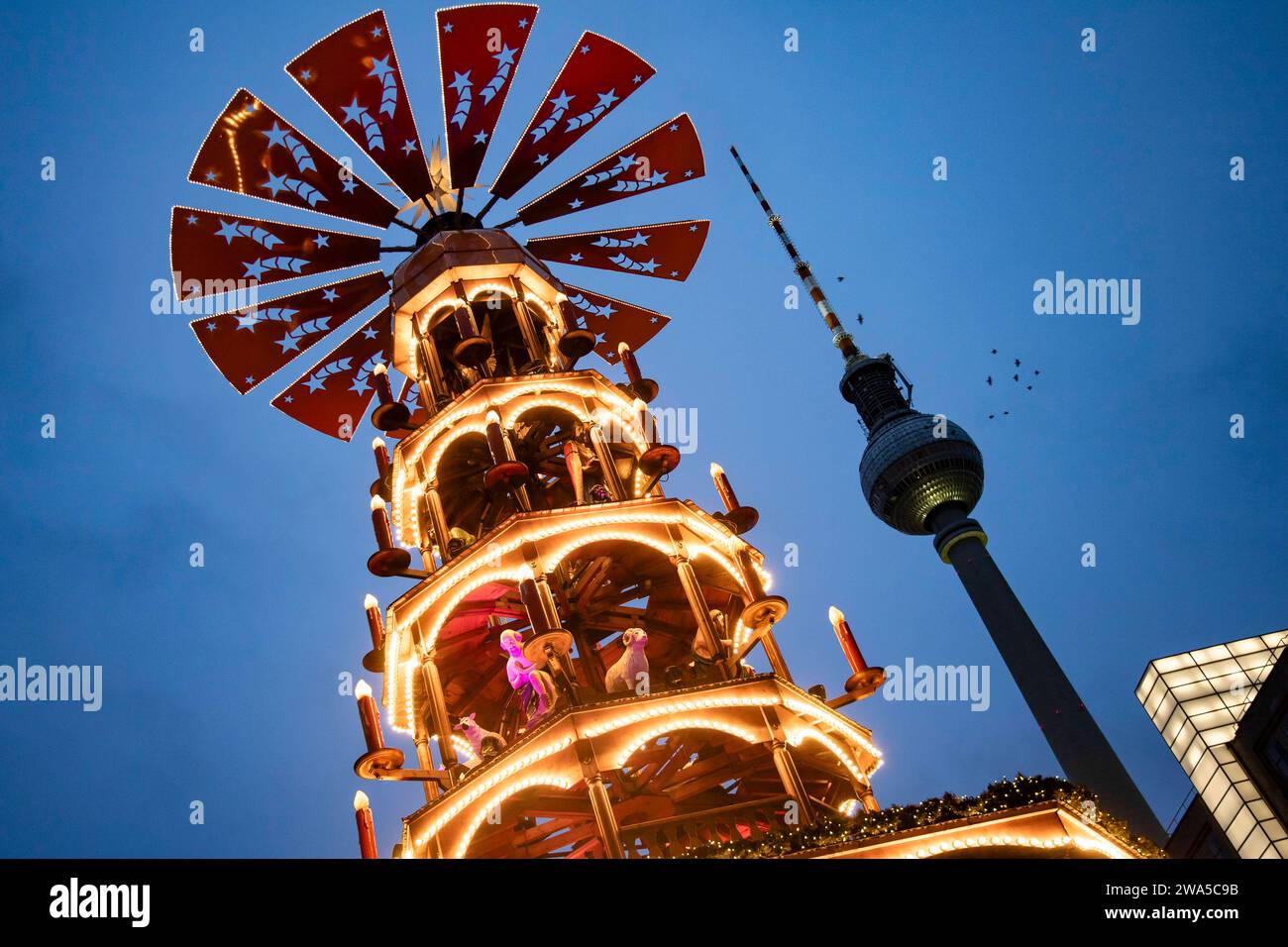 Weihnachtsmarkt am Alexanderplatz in Berlin um 23 Uhr. Dezember 2023