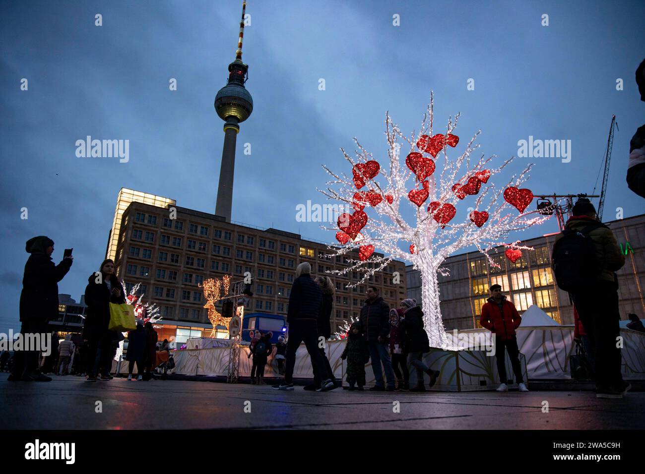 Menschen Besuchen Den Weihnachtsmarkt Am Alexanderplatz In Berlin Am 23 ...