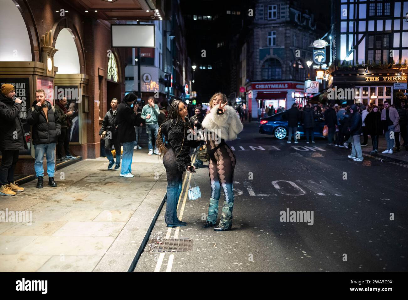 Die Leute genießen die Silvesterparty-Atmosphäre, während sie sich in Soho, dem West End-Viertel der Hauptstadt, London, England und Großbritannien, aufhalten. Stockfoto