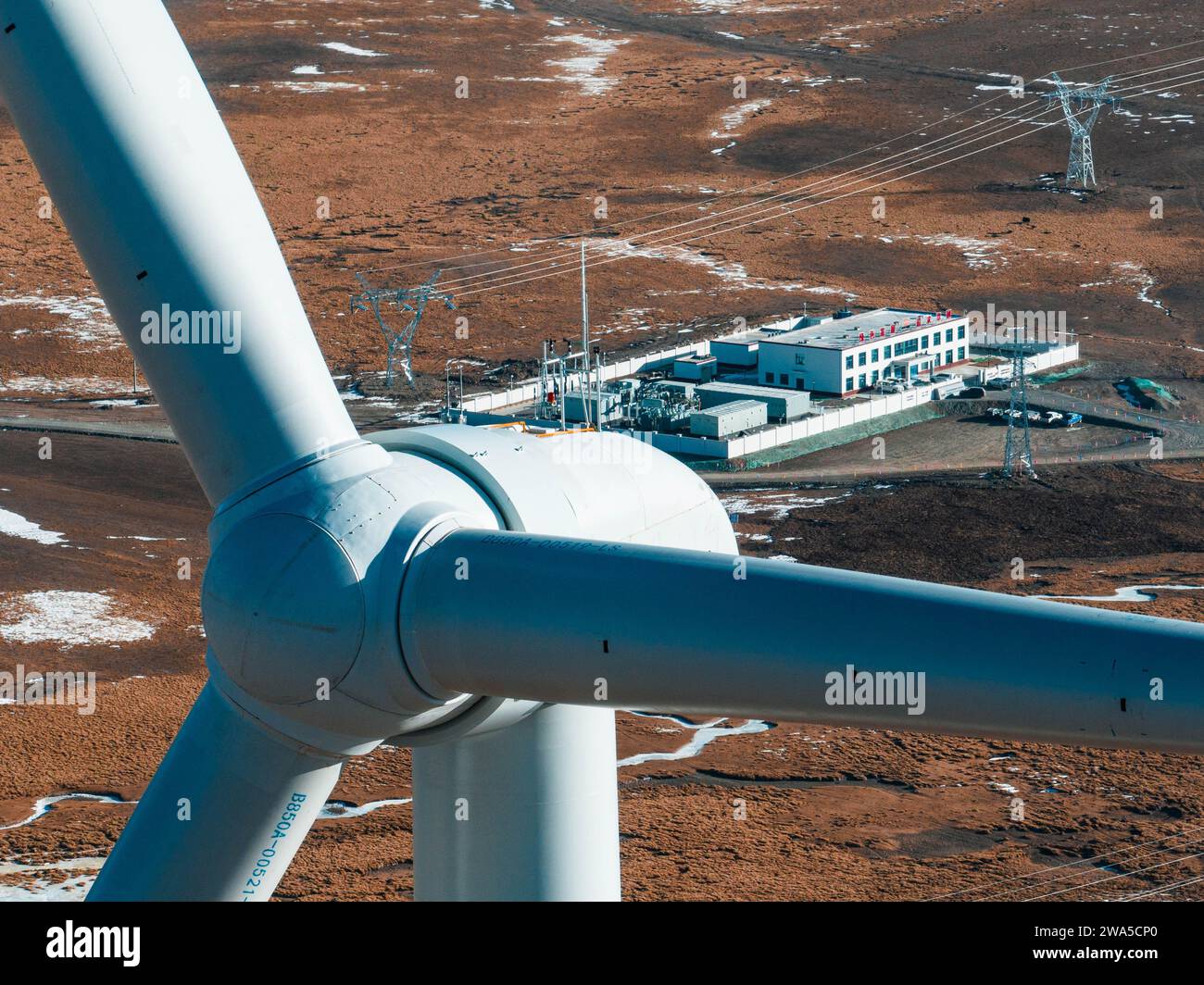 (240102) -- LHASA, 2. Januar 2024 (Xinhua) -- dieses Luftbild, aufgenommen am 31. Dezember 2023, zeigt ein großangelegtes Windkraftprojekt in der Stadt Nagqu, der autonomen Region Xizang im Südwesten Chinas. FÜR „den größten Windpark der Welt in Betrieb in ultragroßer Höhe in Xizang“ (Lin Yongqiu/CHN Energy Xizang Power Company Limited/Handout via Xinhua) Stockfoto
