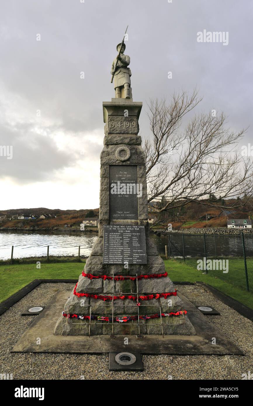 Das Kriegsdenkmal in Lochinver Village, Sutherland, Nordwest-Schottland, Großbritannien Stockfoto