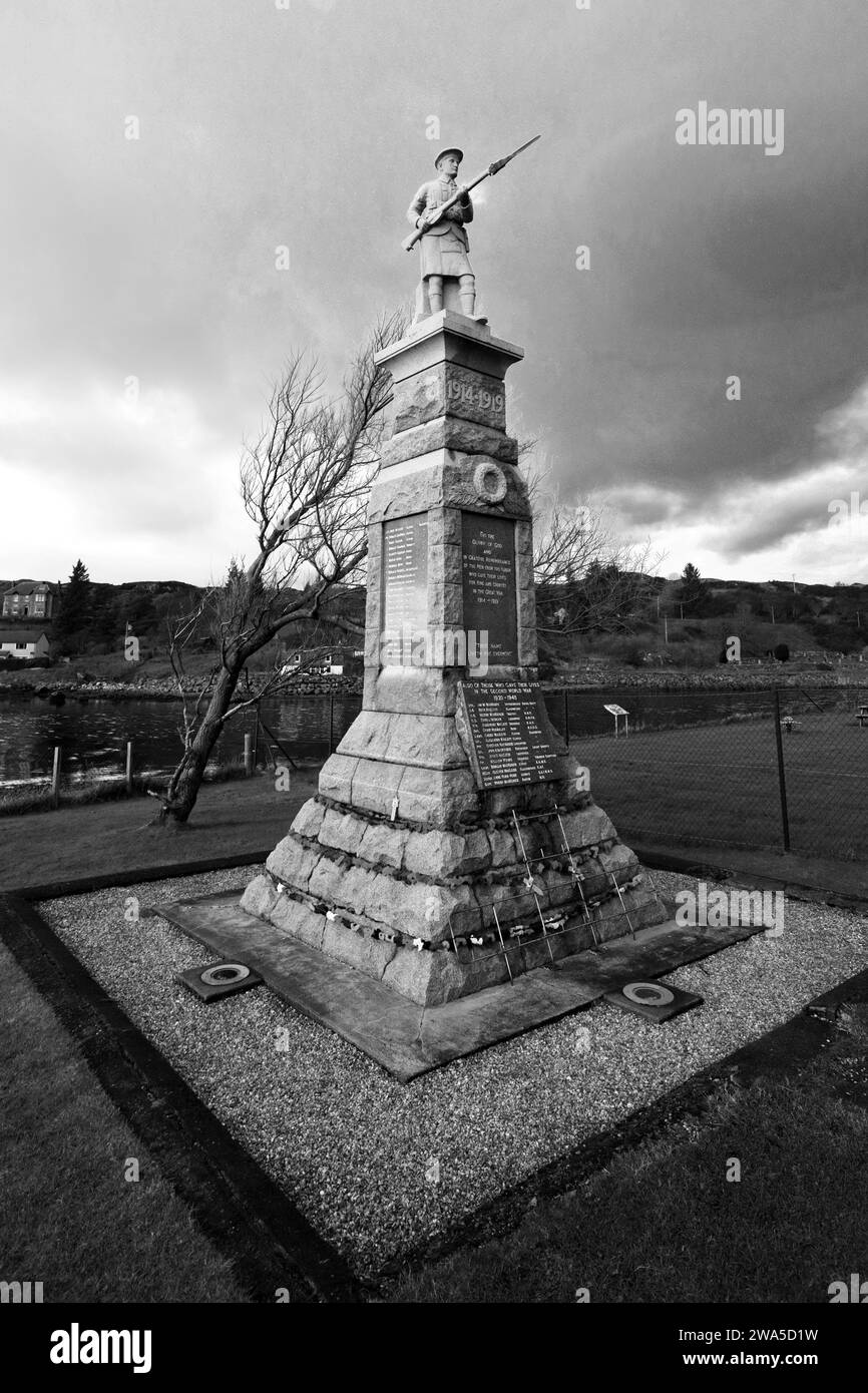 Das Kriegsdenkmal in Lochinver Village, Sutherland, Nordwest-Schottland, Großbritannien Stockfoto