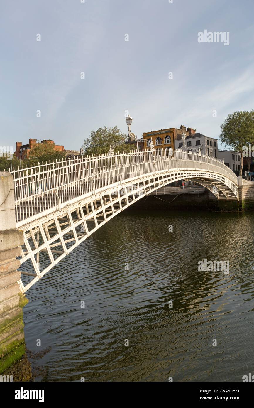 Irland, Dublin, Ha' Penny Bridge, über den Fluss Liffey. Stockfoto