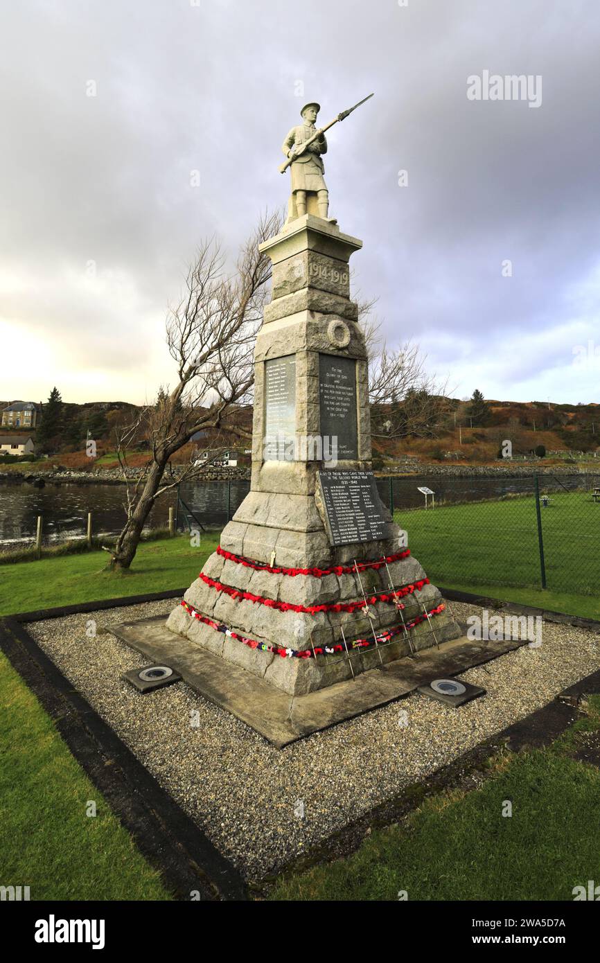 Das Kriegsdenkmal in Lochinver Village, Sutherland, Nordwest-Schottland, Großbritannien Stockfoto