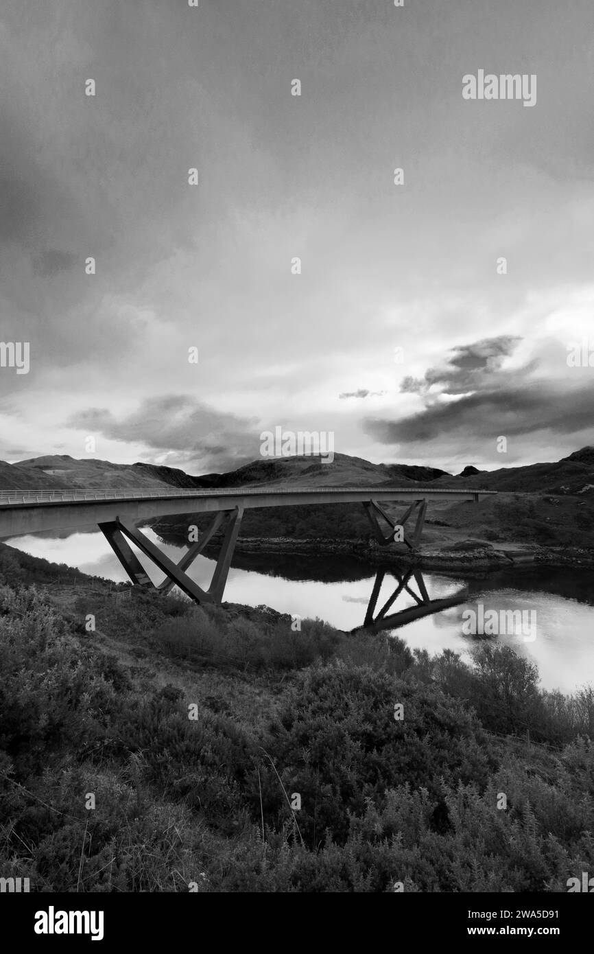 Die Kylesku-Brücke über Loch a' Chàirn Bhàin, Dorf Kylesku, Schottisch, Highlands, Großbritannien Stockfoto