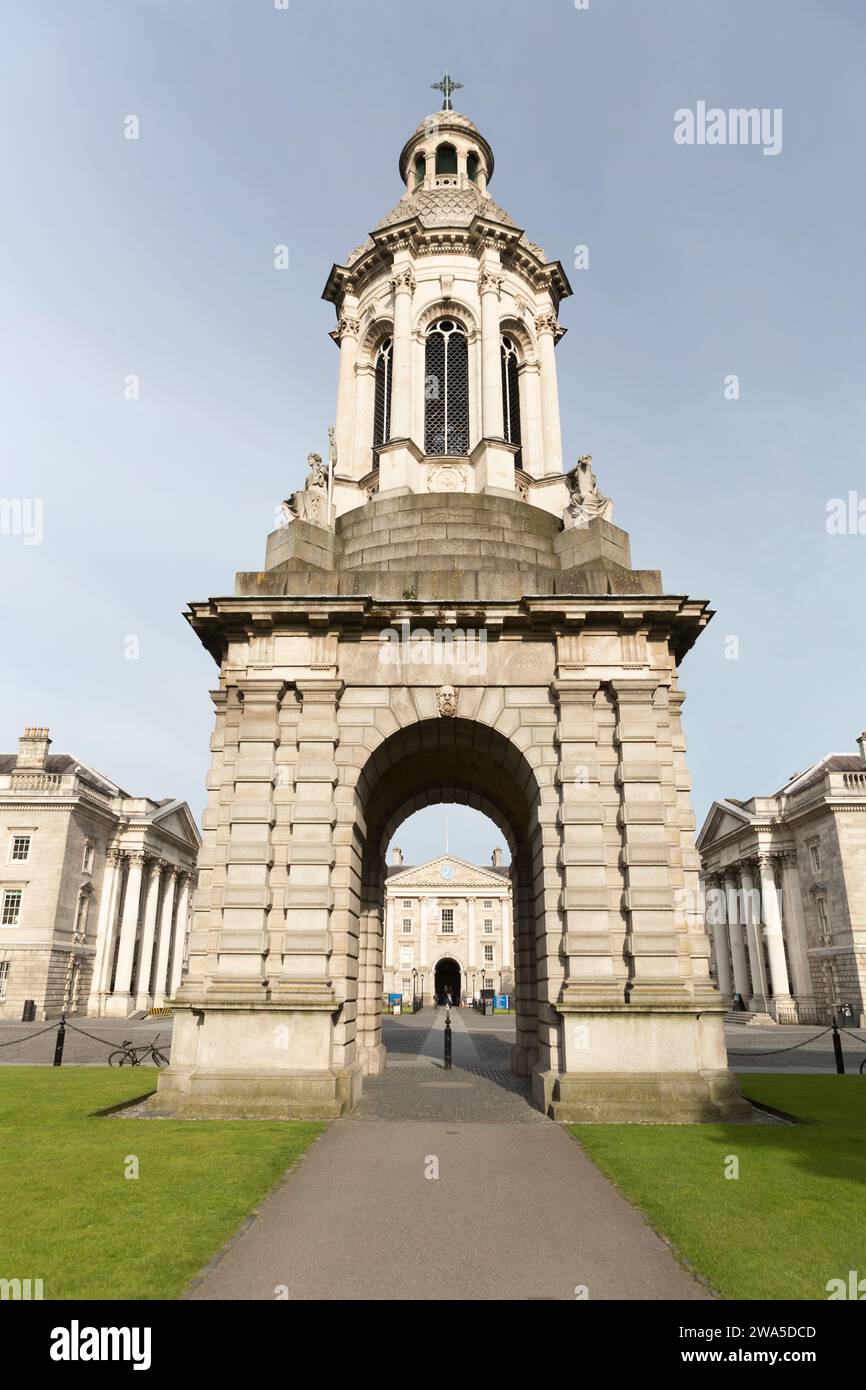 Irland, Dublin, der von Lord Beresford Erzbischof von Armagh gestiftete Campanile Tower im Trinity College der Universität Dublin. Stockfoto