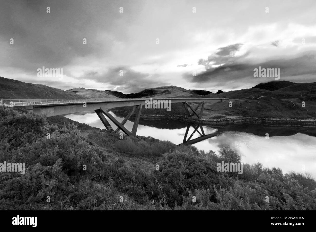 Die Kylesku-Brücke über Loch a' Chàirn Bhàin, Dorf Kylesku, Schottisch, Highlands, Großbritannien Stockfoto