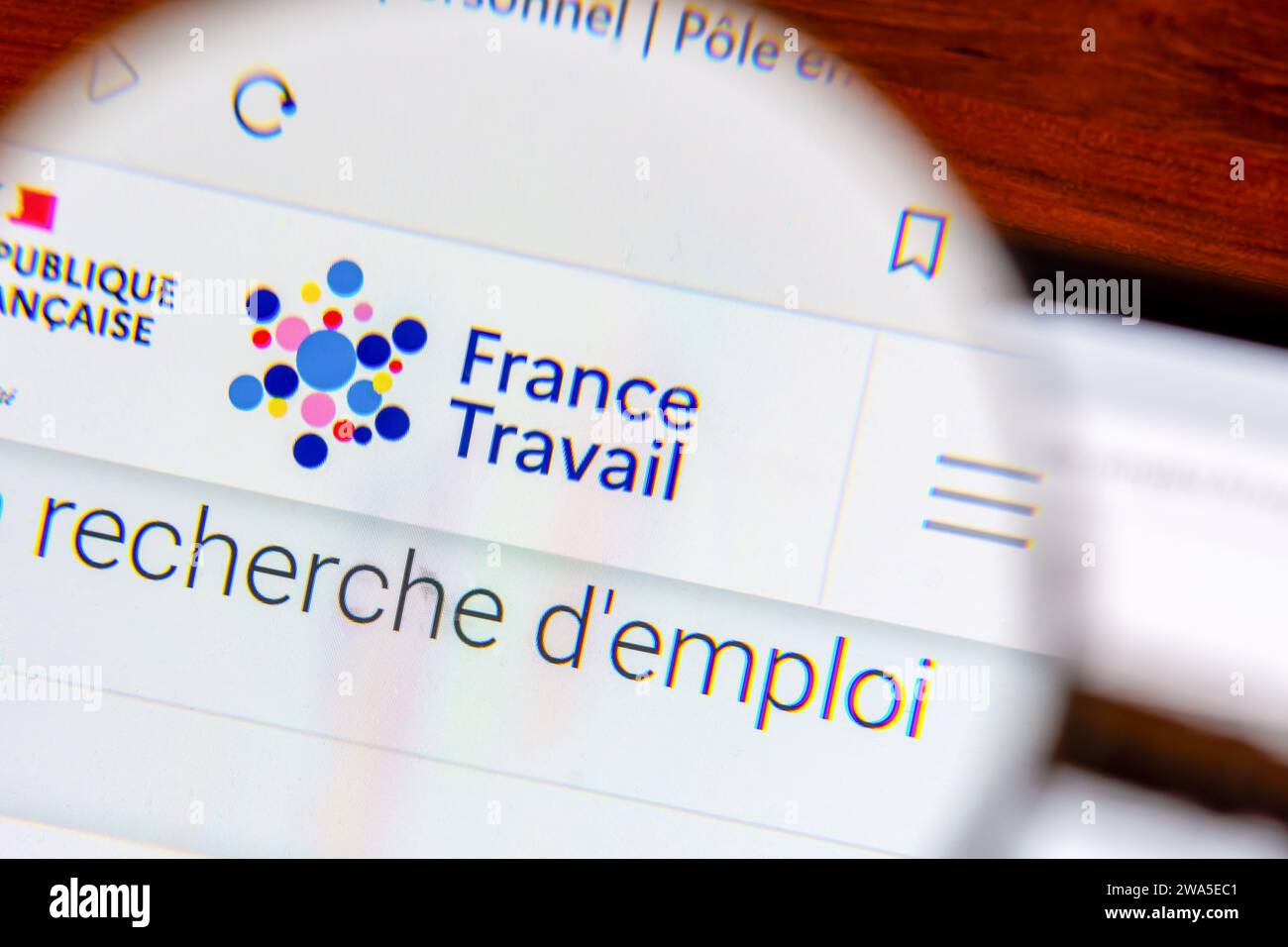 Seite von France Travail Website mit einer Lupe. France Travail, vormals Pôle Emploi, ist die französische Arbeitsverwaltung Stockfoto