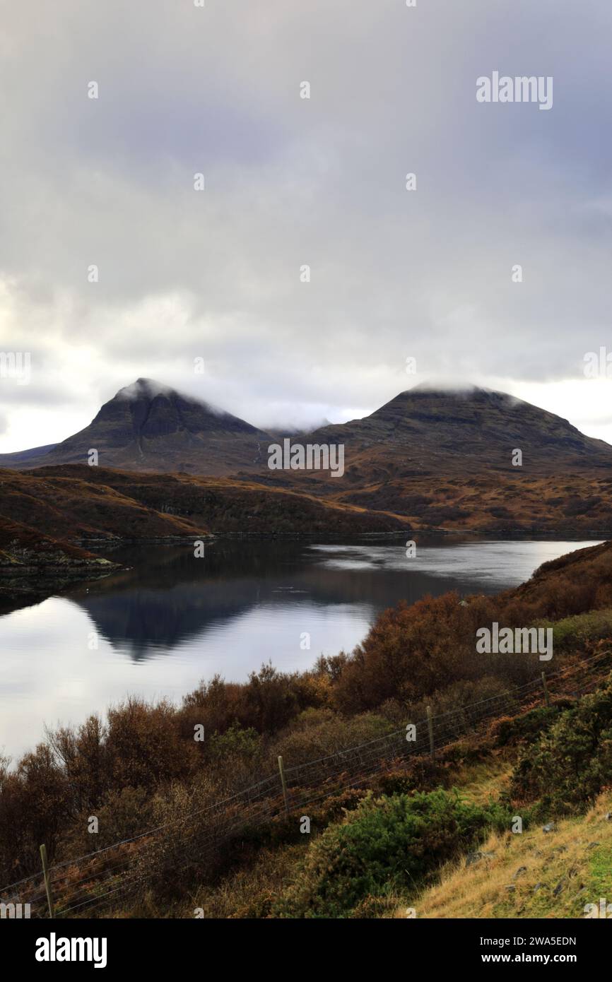 Blick auf Loch a' Chàirn Bhàin von der Kylesku Brücke, Sutherland, Nordwesten Schottlands, Großbritannien Stockfoto