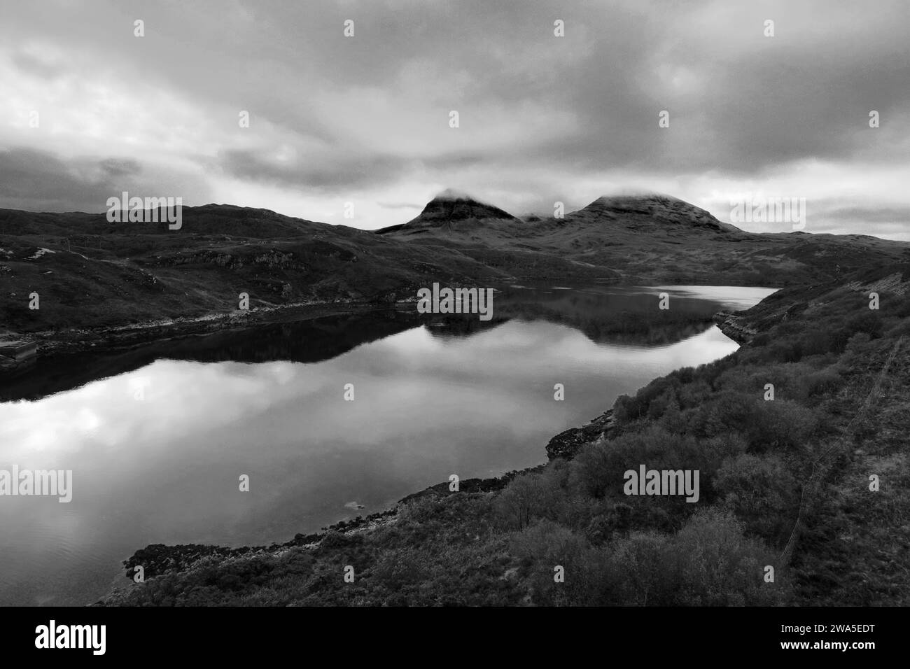 Blick auf Loch a' Chàirn Bhàin von der Kylesku Brücke, Sutherland, Nordwesten Schottlands, Großbritannien Stockfoto